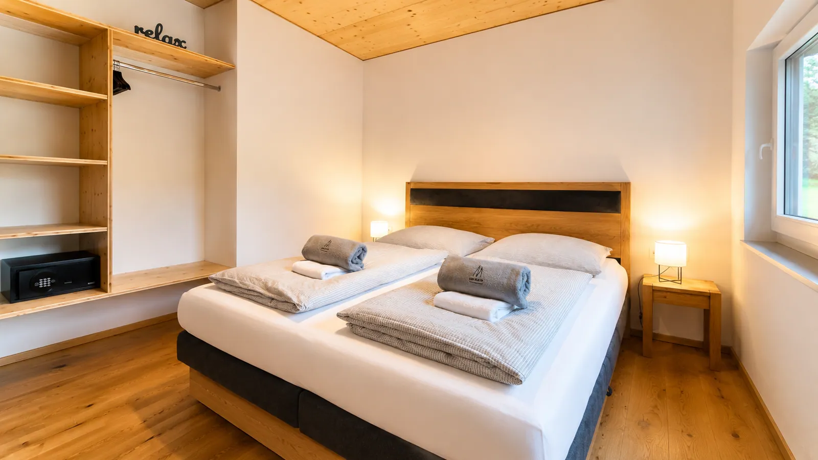 Schlafzimmer mit Doppelbett